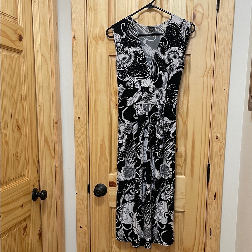 Raya Sun Black and White Swirl Maxi Dress